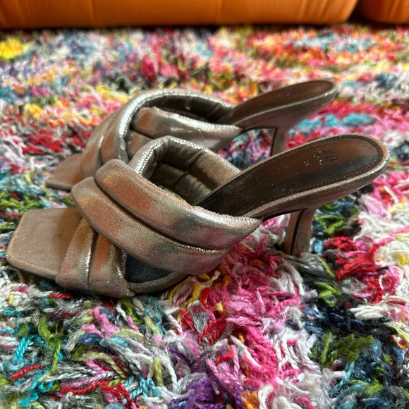 H&M METALLIC SLIDES BNWT 8.5 - Picture 3 of 6